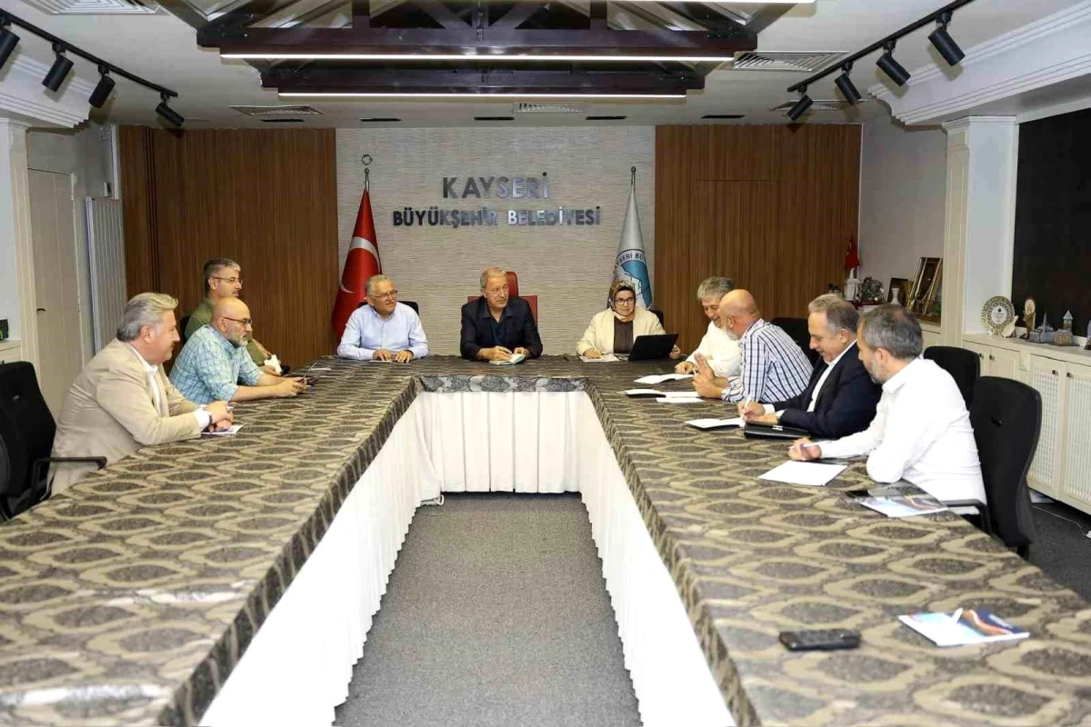 Kayseri Büyükşehir Belediye Başkanı ve Hulusi Akar, yatırımları değerlendirdi